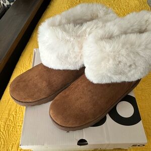SO Women's Tan Slippers with White Faux Fur